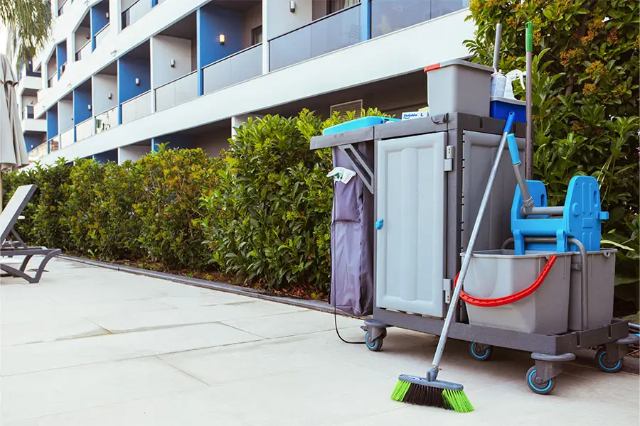 kosz i przyrządy do sprzątania